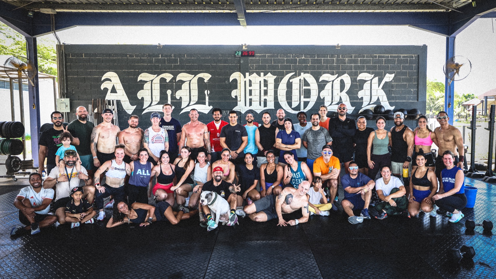 Miembros de STI CrossFit en clase